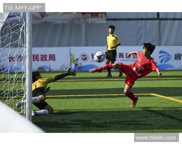 当足球球星邂逅球童那一刻的温情与梦想交织的绿茵故事