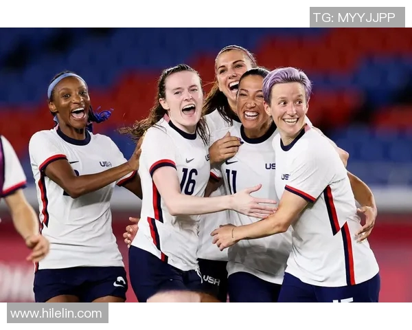 美国女足球星高清壁纸展现强大气场与运动魅力完美融合